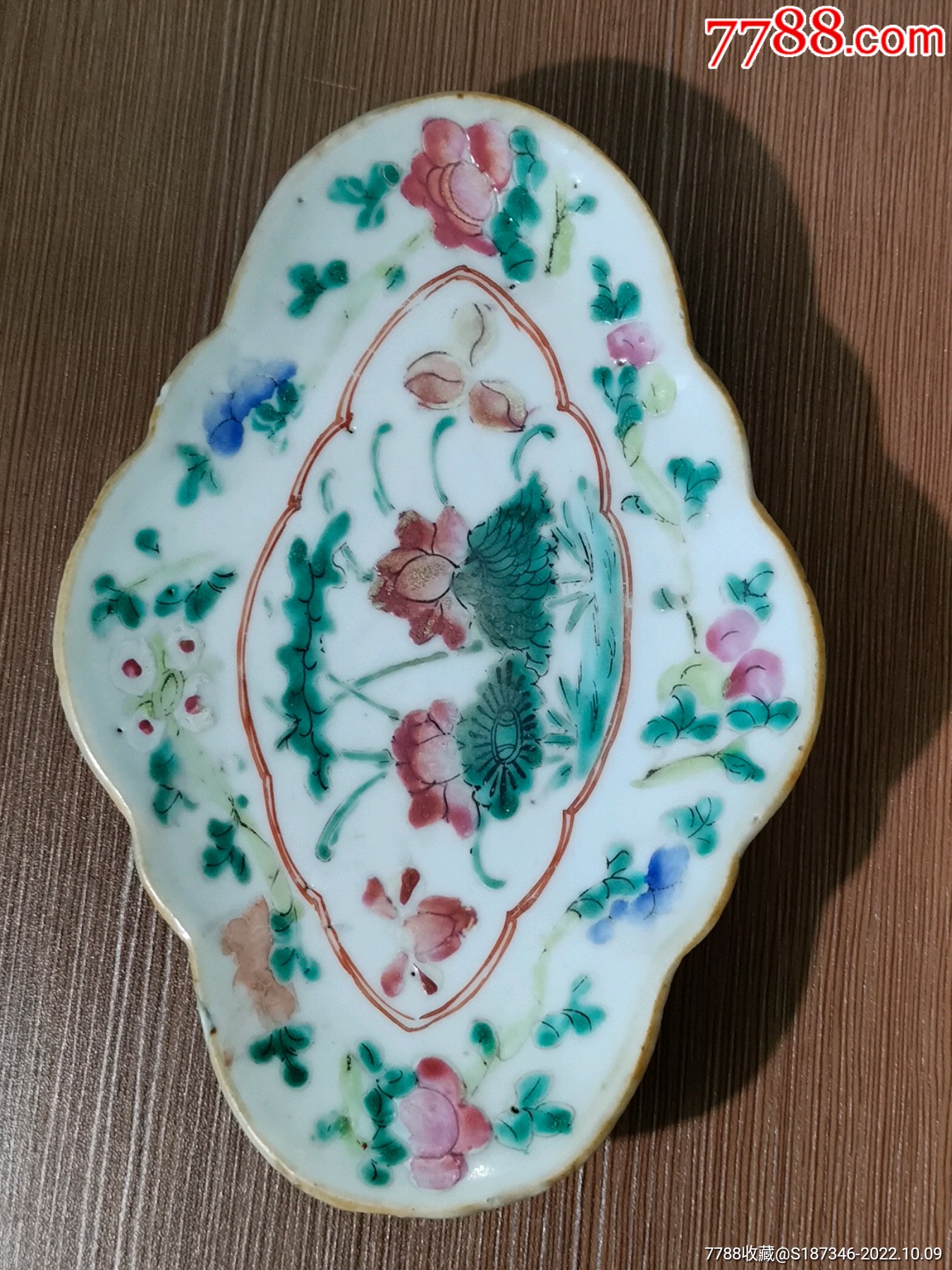 清代一束青莲粉彩荷花图海棠形供盘!