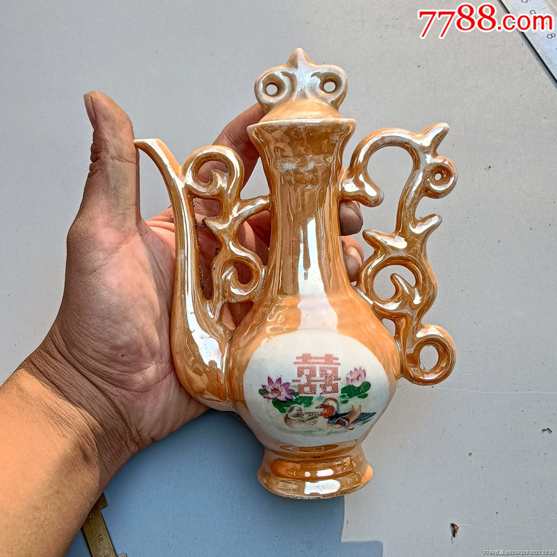 文*时期鸳鸯戏水酒壶一把,可惜底有磕碰,无其他问题,图案漂亮摆件不错