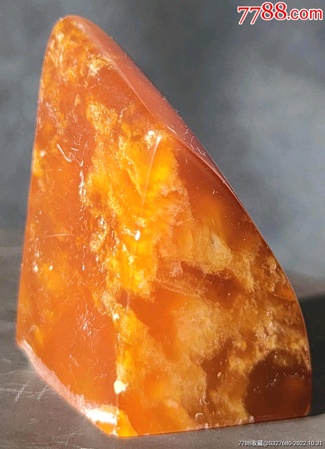 田黄石章料,最大方面长:24mm,宽:22mm,高38mm,重:34.7克.