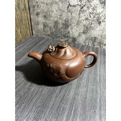 70年代左右,王秀英款,鱼化龙紫砂壶一把,盖磕.