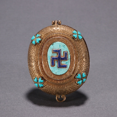 银鎏金镶绿松卍字佛纹挂件.