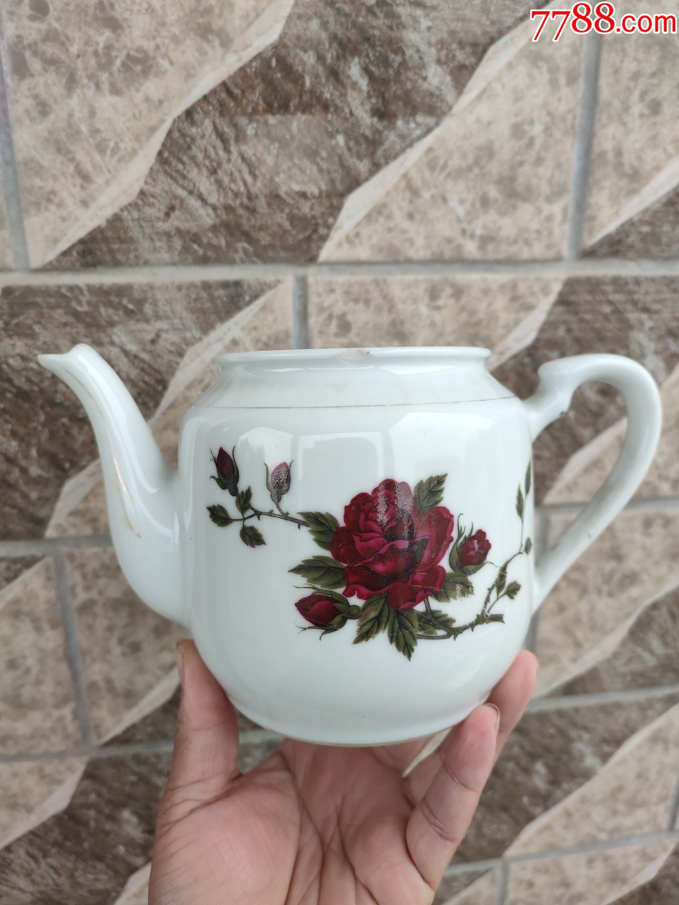 六七十年代灯笼款瓷壶,高12厘米,壶口有一个小磕,壶嘴有一个小磕,没有