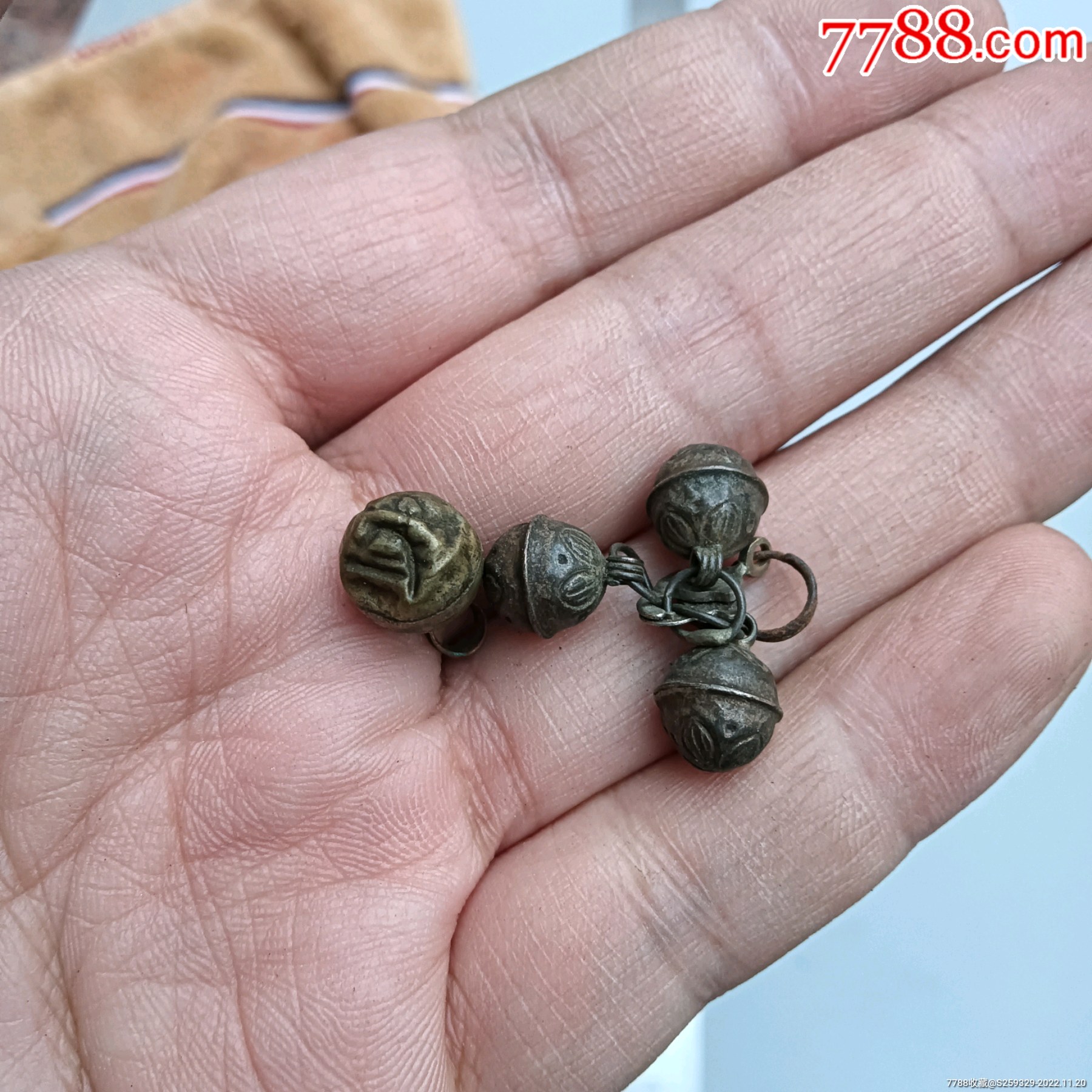 扣子四个三个银子的一个铜的银子的直径9mm_衣扣/纽扣_回收价格_收藏