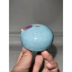 钧窑砚滴（工艺品）。直径5.9cm高4.2cm。