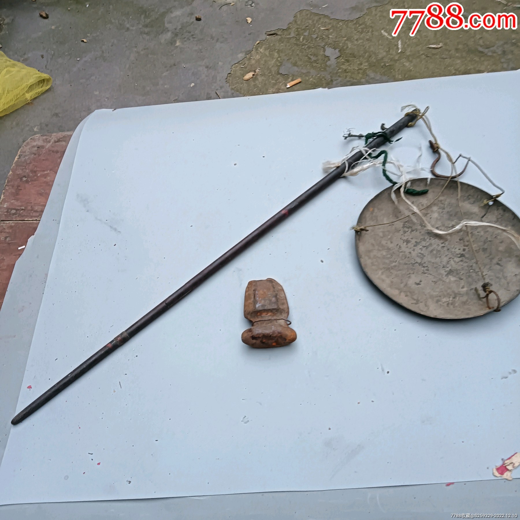 清代时期老秤一套,盘子是铜的,杆子是红木的,可惜杆子有裂,砣也坏了,盘子口豁了_称/秤_山东大木头下乡收货【7788收藏】