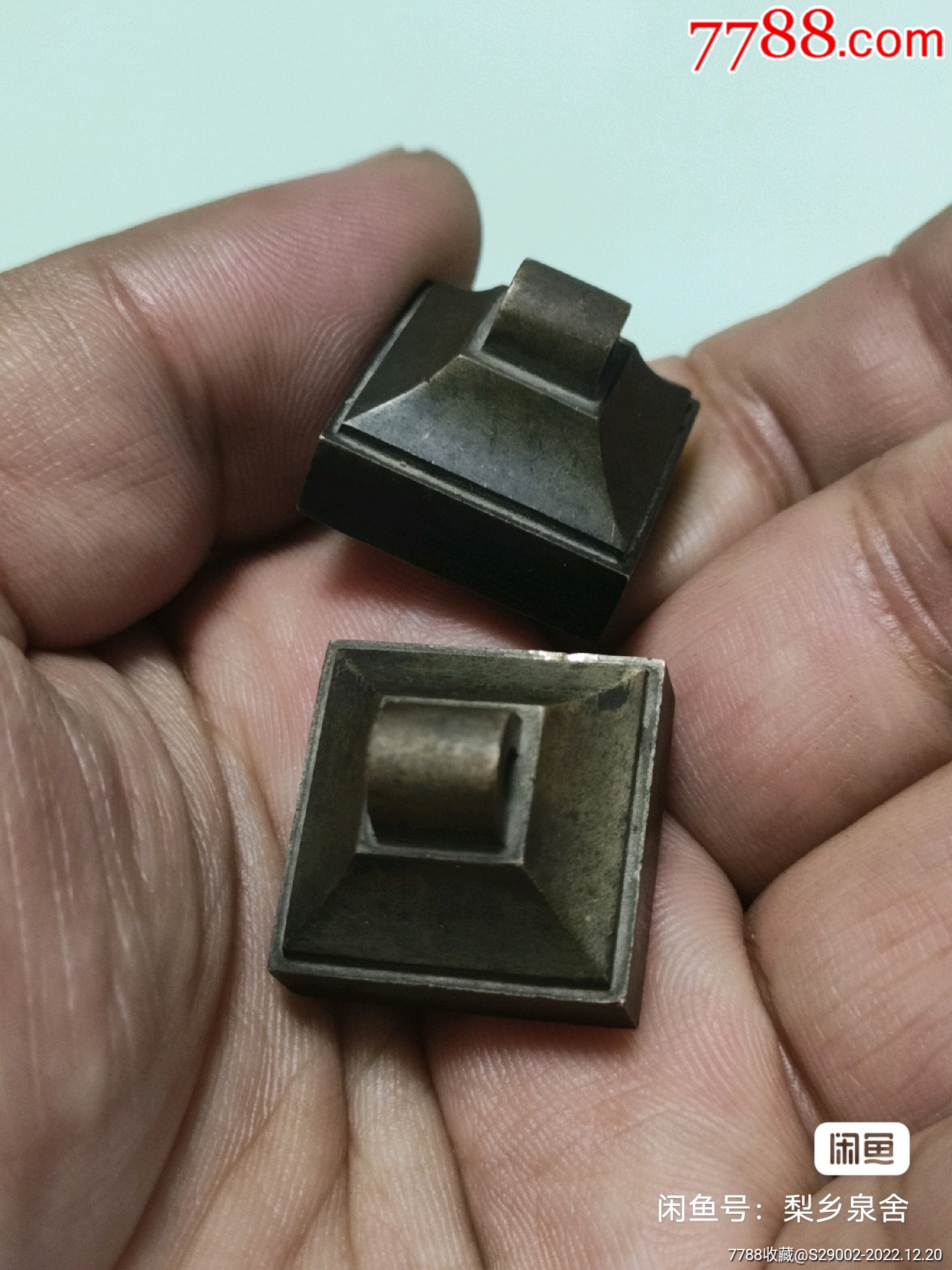 民国时期黄铜瓦钮铜印一对,造型古朴美观,小巧精致.