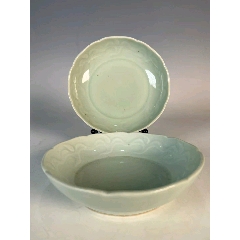 民国豆青釉暗花花口纹盘两个