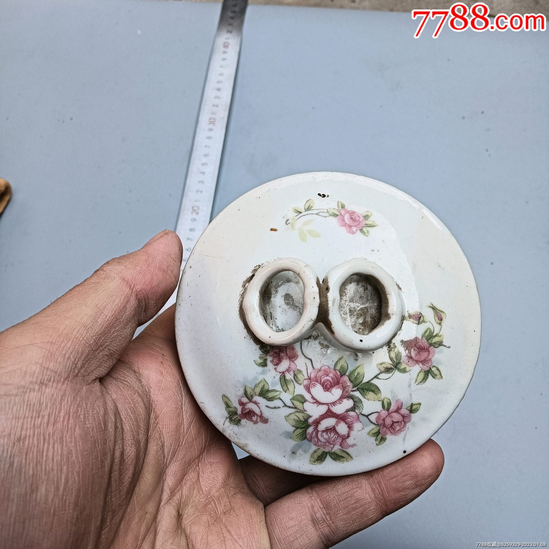 民国时期瓷质花卉粉盒一个,保存完好品相好,户里收的放心购买,这个68