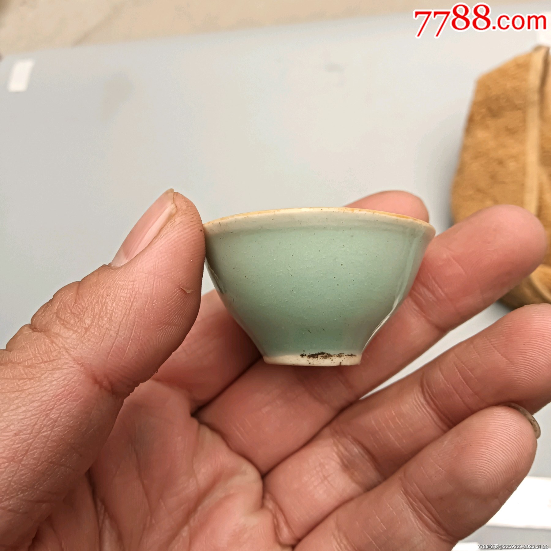 清代时期豆青釉小酒碗一个,保存完好,户里收的放心购买,保存这么好的