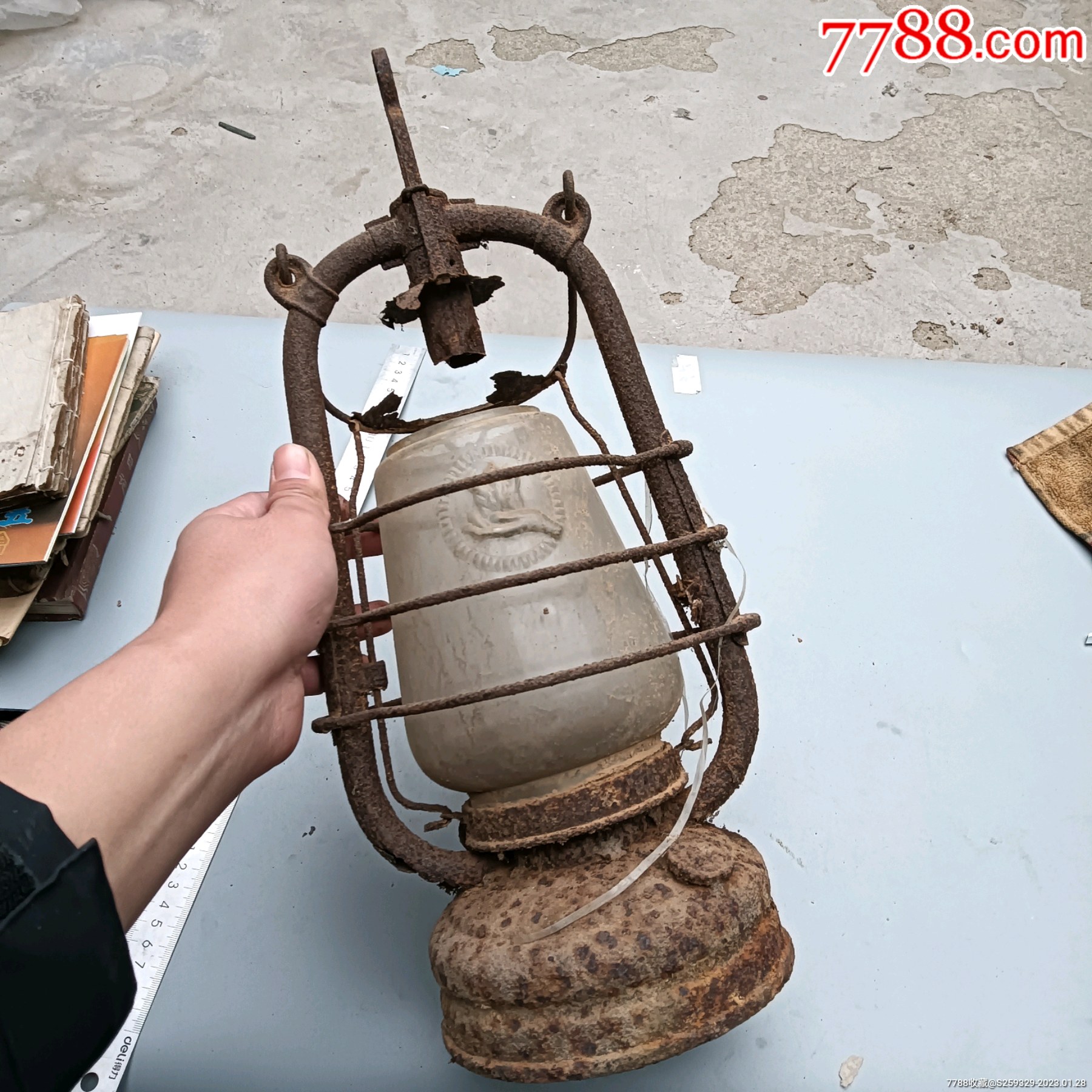 民国时期德国美最时马灯一个,经典三道箍造型,时间久了有锈蚀了品相
