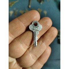 极少见迷你特小号鲸鱼图案老铝钥匙一把