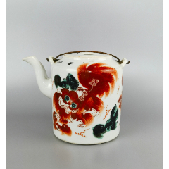 清末名家李泰临作太师少保粉彩狮子茶壶