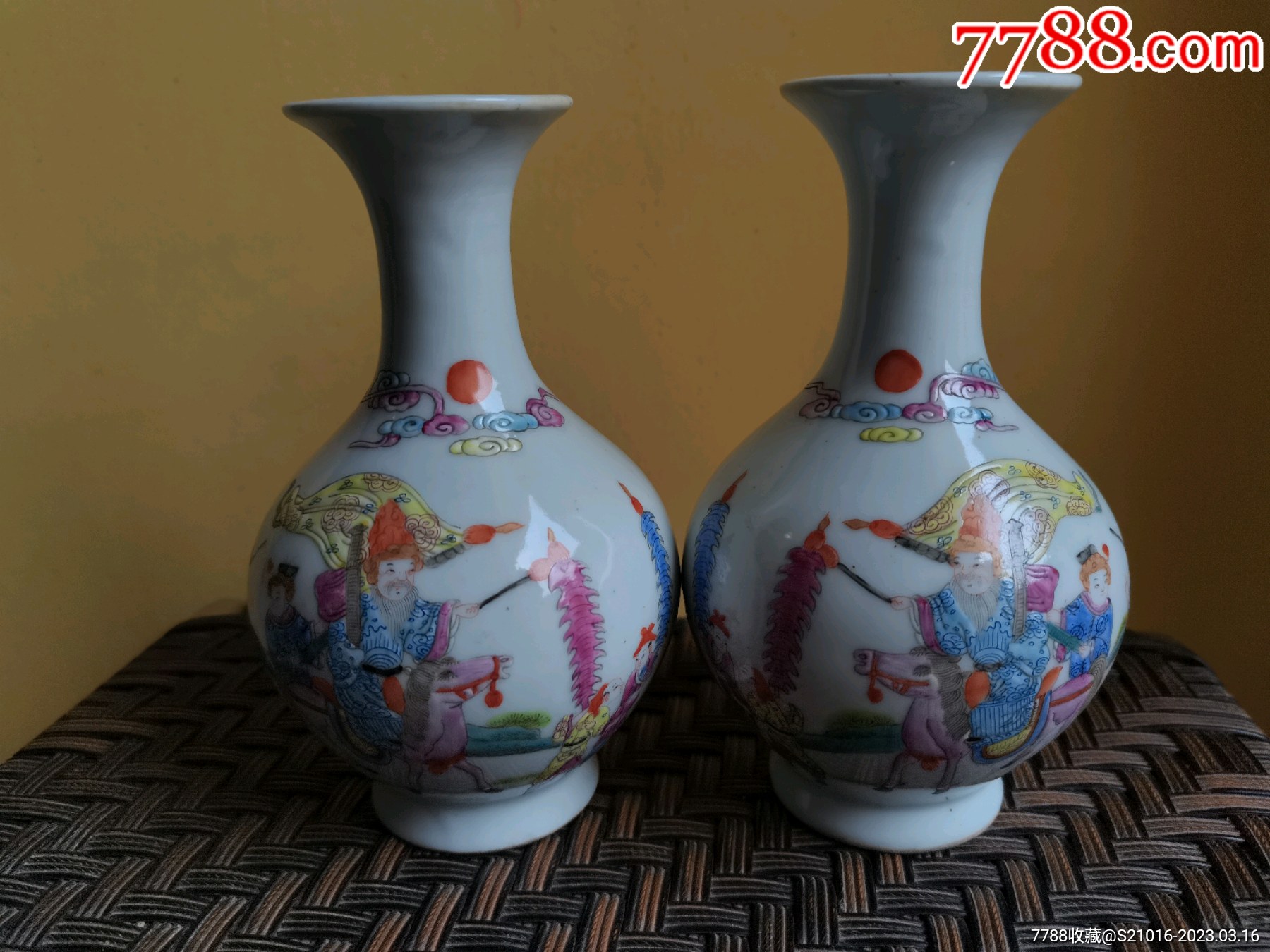 同治粉彩小花瓶一对～～画工精美～人物栩栩如生～～尺寸高度15.5