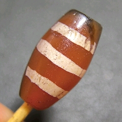 东南亚罕见大尺寸完品,千年镶蚀红玉髓多虎牙八棱天珠【宝贝尺寸】:长