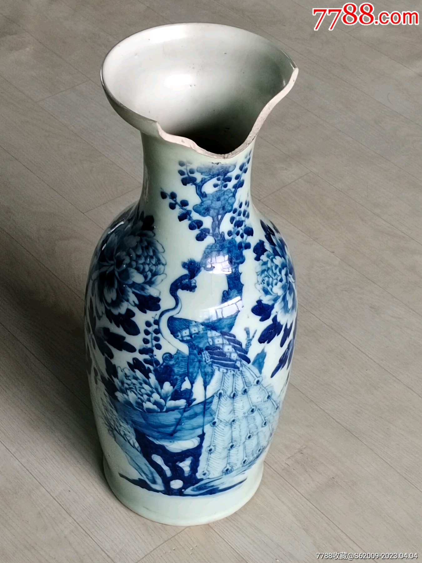 中国青花沈香花瓶 清代青花孔雀花卉纹三百件大掸瓶（有残））_青花瓷_古玩于的店【7788