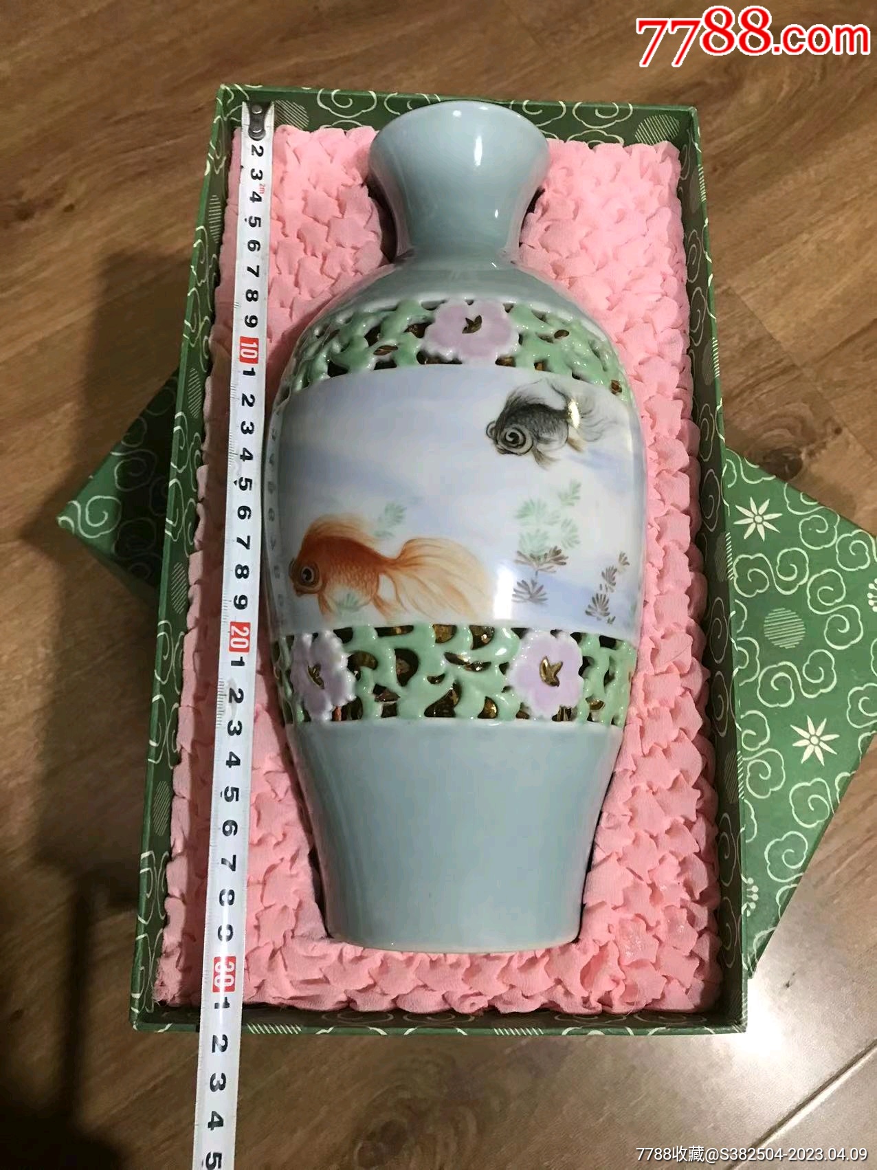 李朝青瓷花瓶 用之美| 象嵌蝶恋花纹青瓷赏瓶，朝鲜李朝时期，19世纪_花瓶