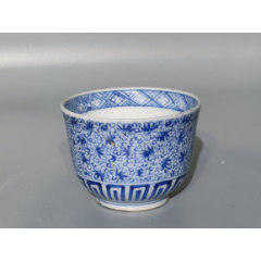 中国清時代青花纏枝蓮茶碗（大清乾隆年製）在銘　XG55-1 清代：“大清乾隆年制”款青花缠枝花卉纹盖碗