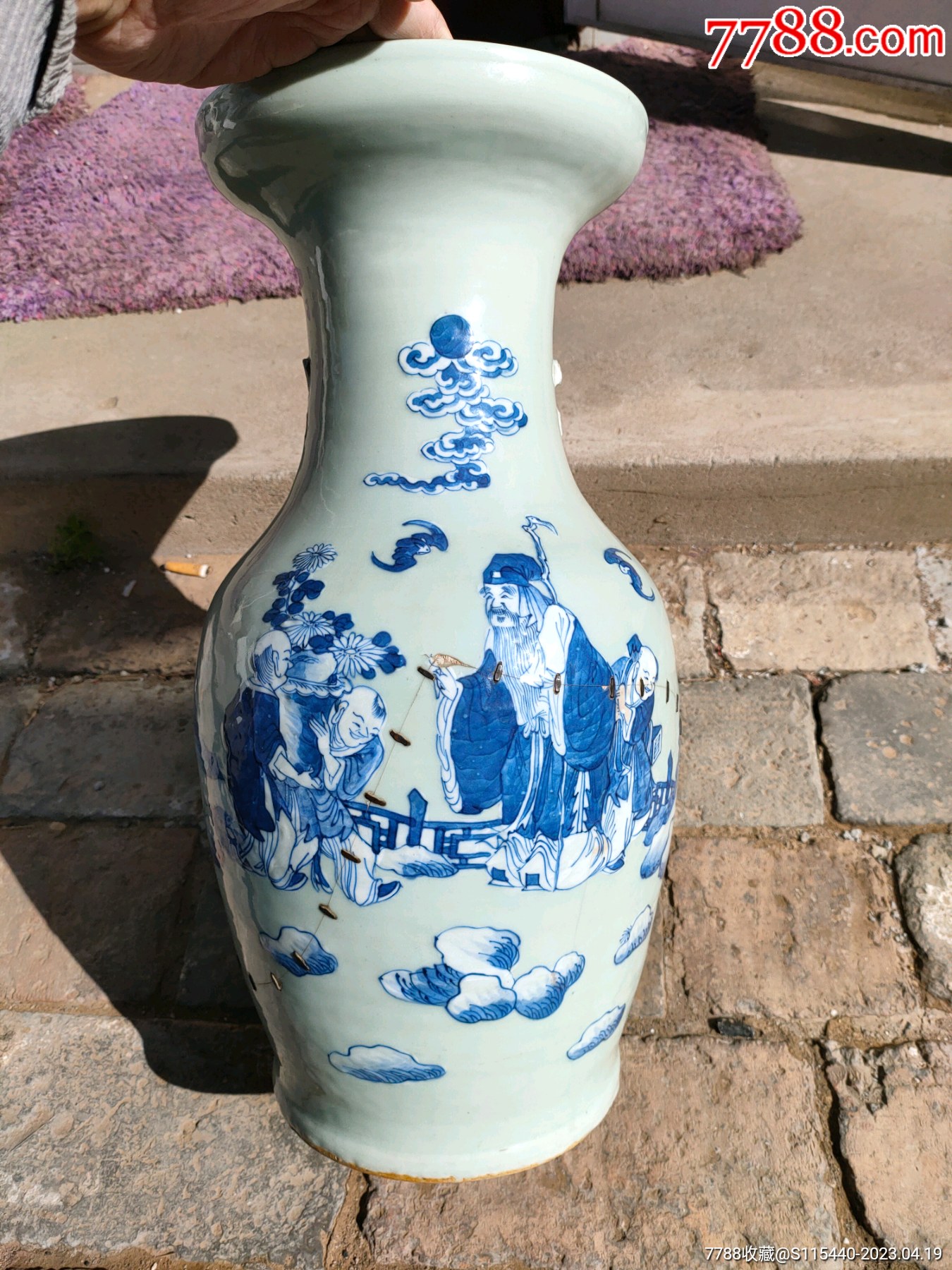 中国清代永和軒款豆青釉青花人物山水紋天球瓶、高さ31cm X径20cm口径7cm 中国清代永和軒款豆青釉青花人物山水紋天球瓶、高さ