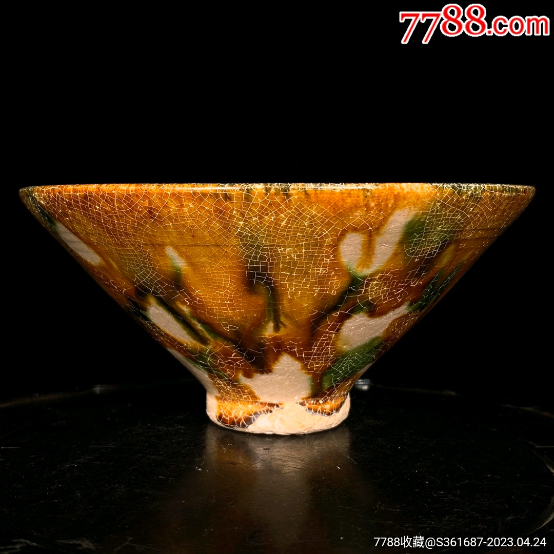 唐代の唐三彩花鳥紋笠椀 唐代の唐三彩花鳥紋笠椀