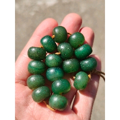 老绿玛瑙珠子,皮壳包浆,带风化马蹄纹,老工老料标价为一颗诚信出,小白