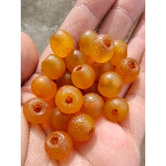老黄玛瑙老珠子皮壳老道包浆风化剥蚀到位颜色温润,规格12*10mm左右