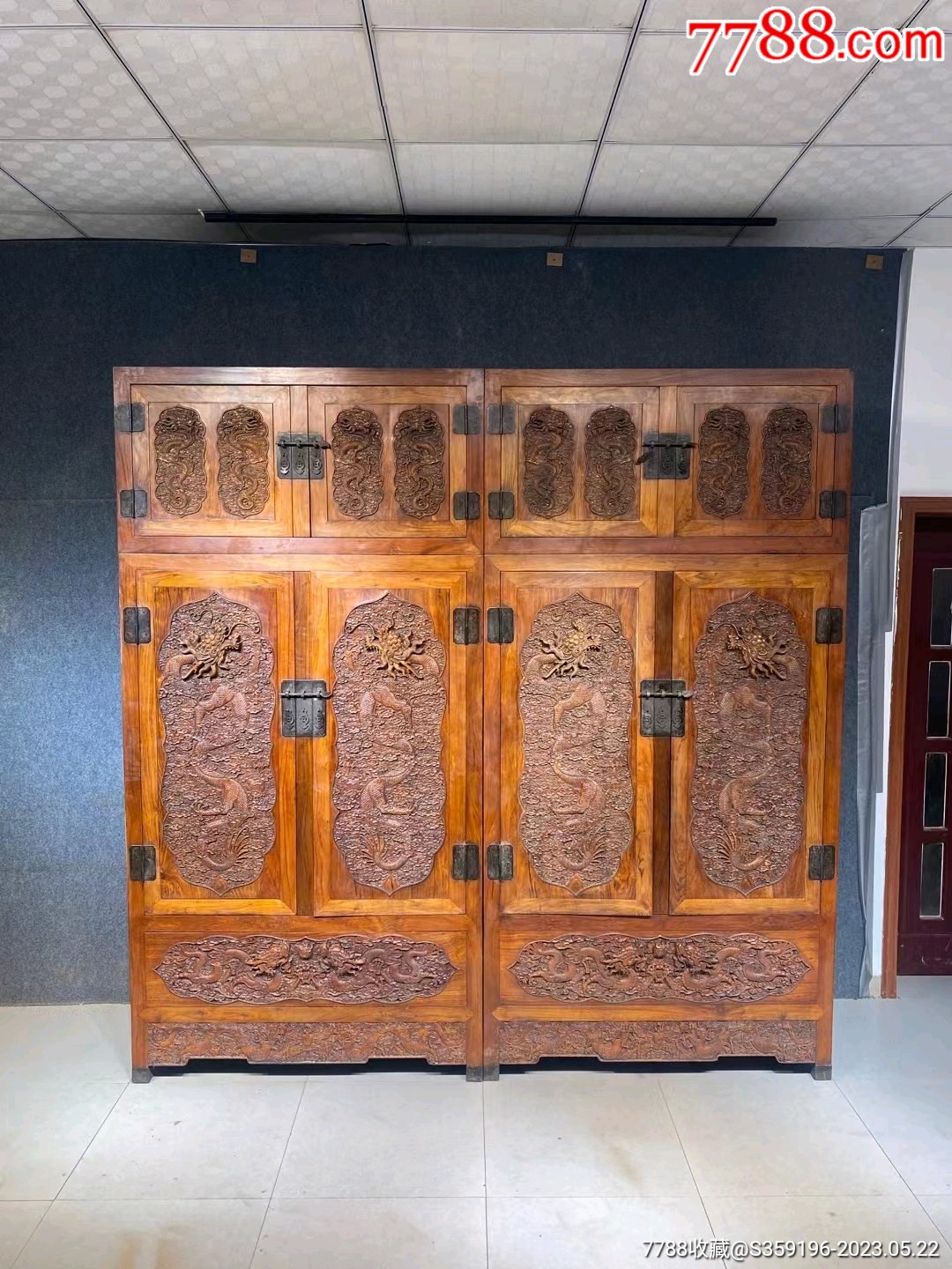 黄花梨雕龙大顶箱柜包浆厚重皮壳老辣雕刻云龙立体感十足栩栩如生.