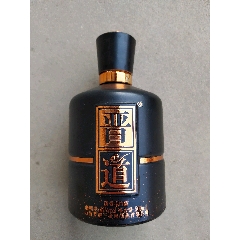 晋道酒瓶(高18厘米)