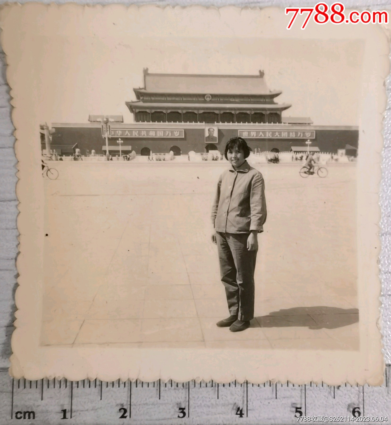 约六七十年代北京天安门老照片,女子留影,自行车时代记忆,照片清晰完好,_老照片_回忆老照片【7788收藏__收藏热线】