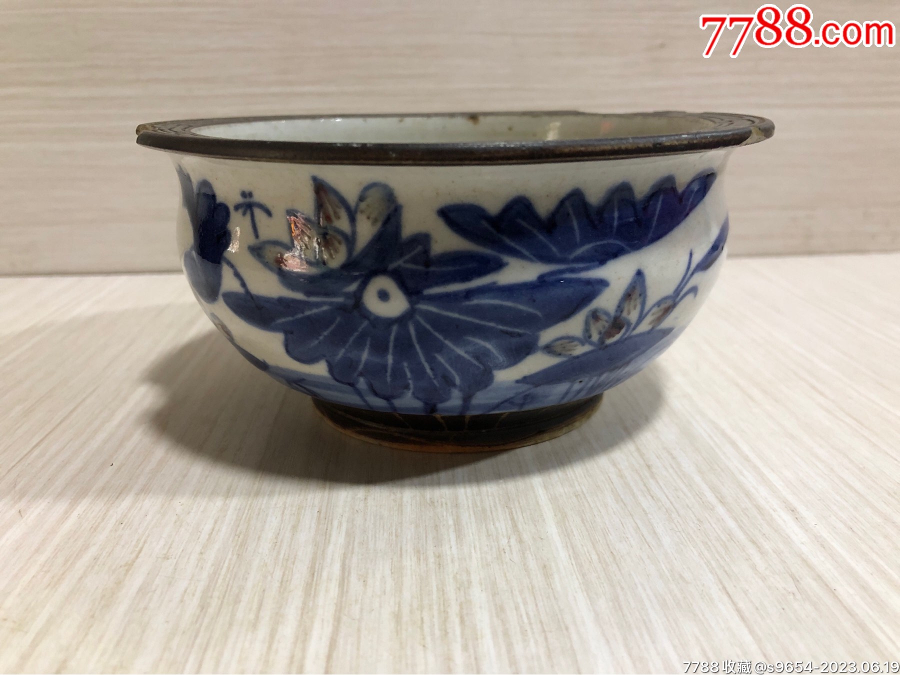 青花牡丹唐草文三足香炉（せいか ぼたん からくさもん みつあし