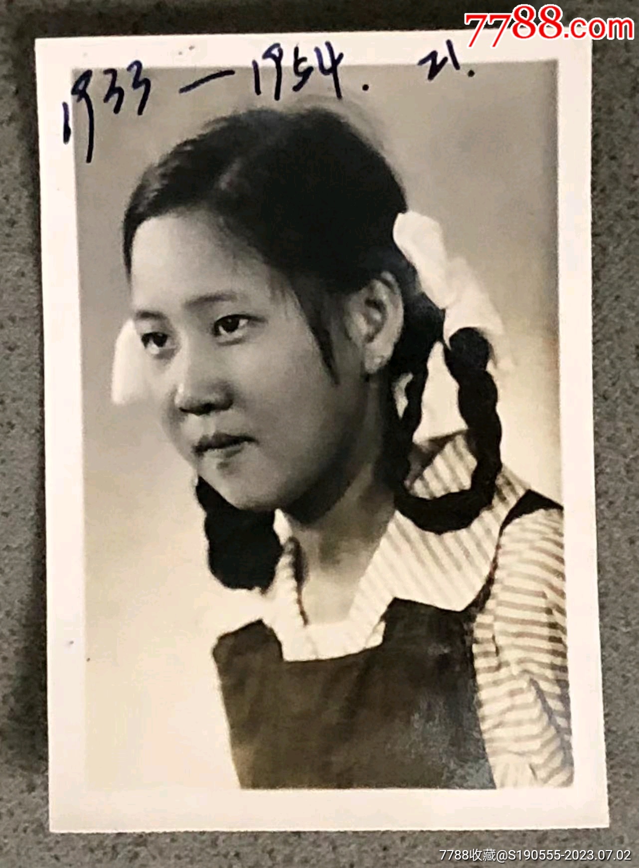 1954年扎辫子蝴蝶结的21岁美女留影老照片 价格16元 Se94833325 老照片 零售 7788收藏收藏热线 9720