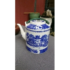 青花瓷大茶壶，品如图底有2小磕，直径19cm，高23cm，可用可藏，可做影视道具