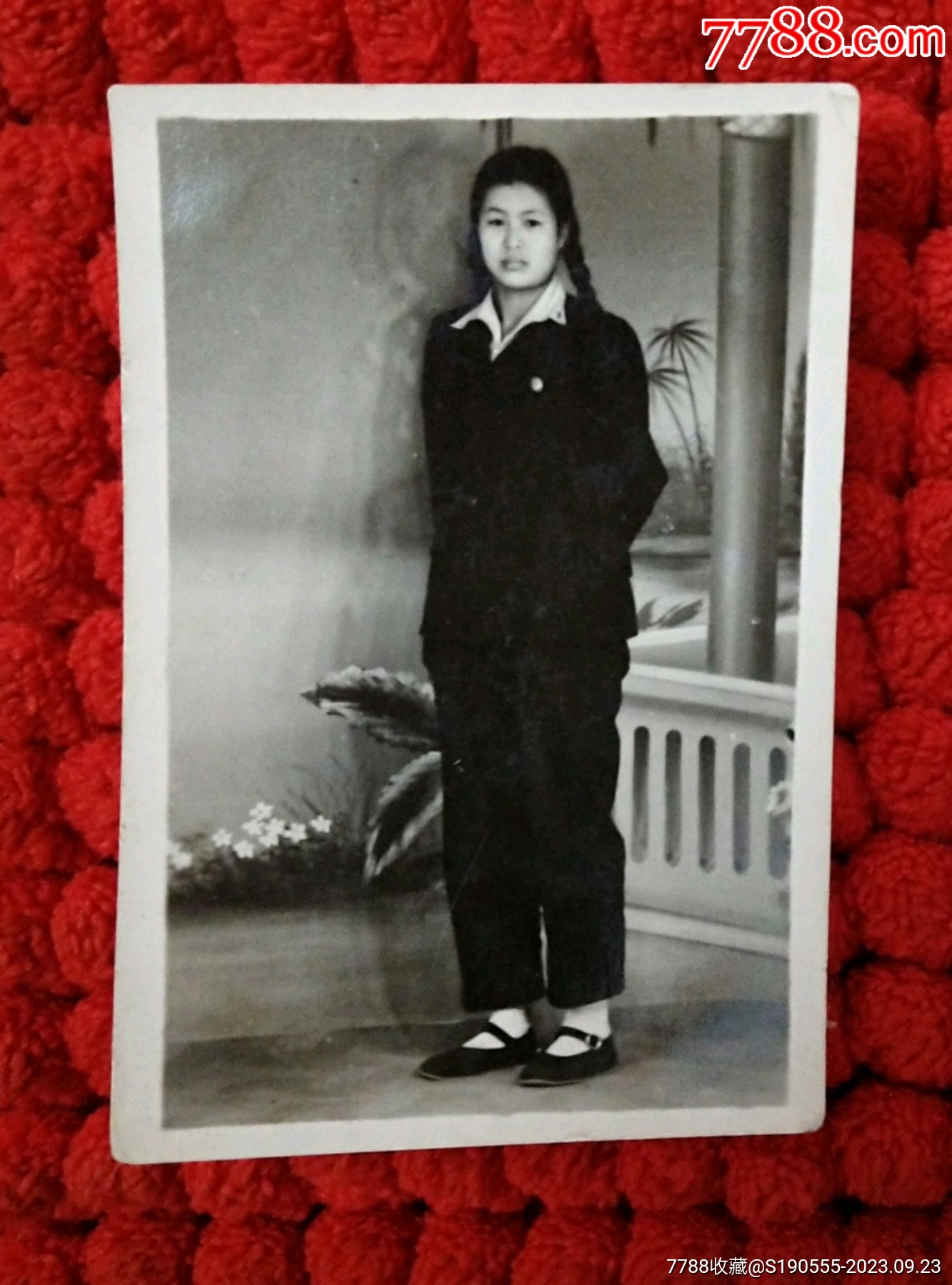 50年代长辫子美女青年穿布鞋艺术照老照片