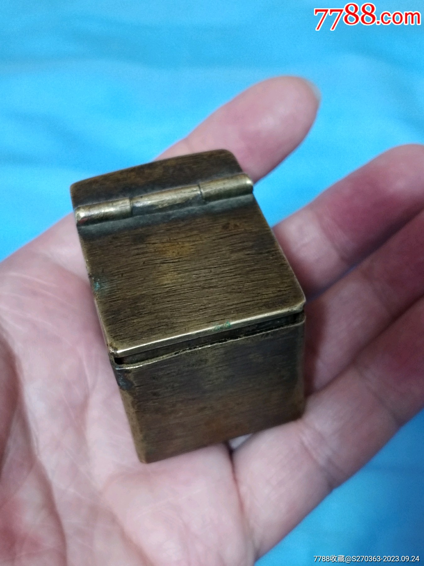 少见清代铜制大烟盒