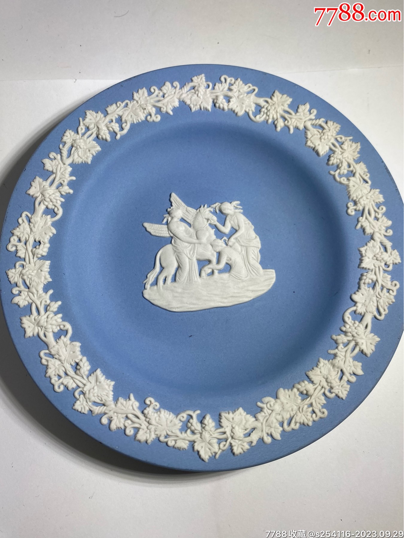 保真英国韦奇伍德wedgwood蓝白骨瓷浮雕小盘装饰盘直径11.