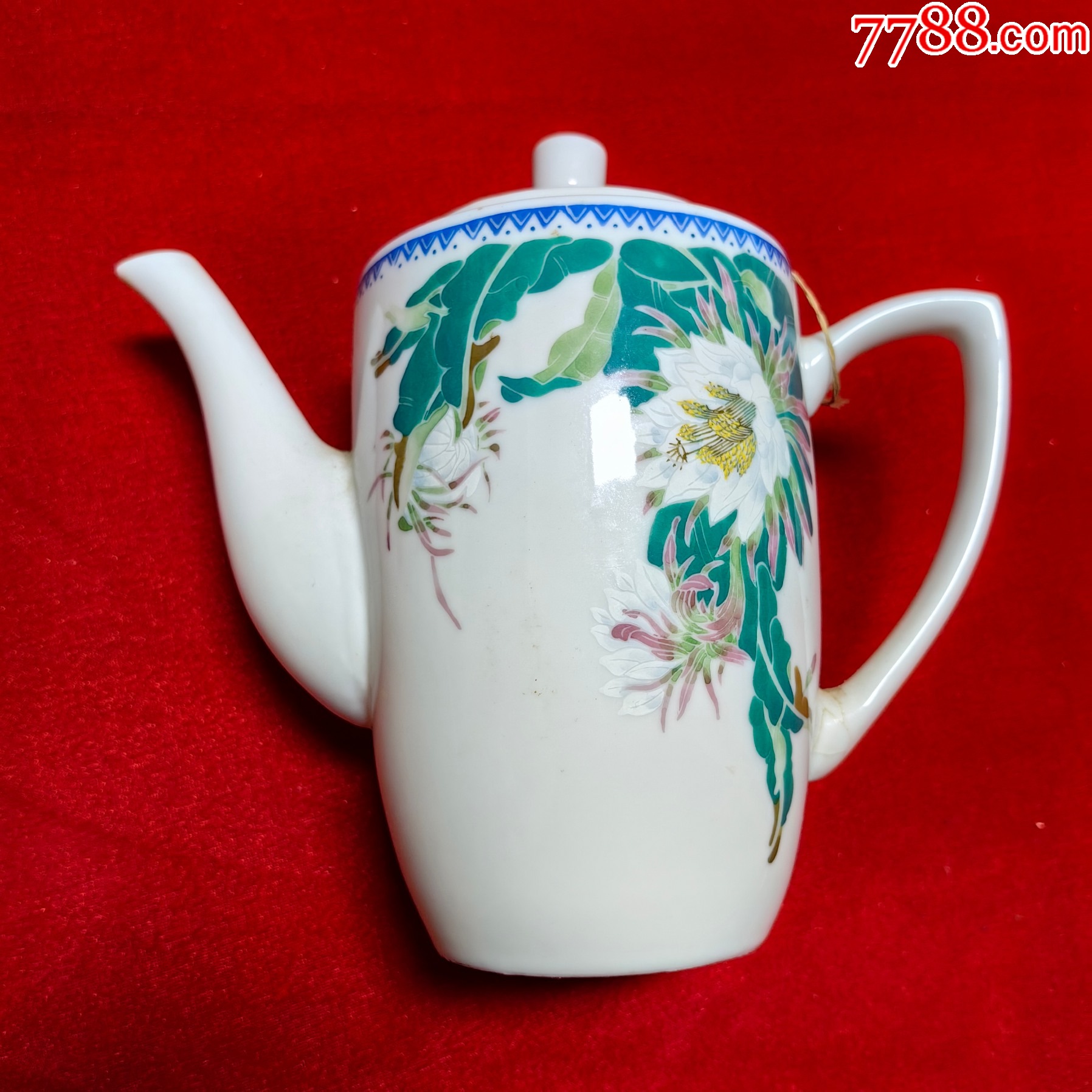 云南永胜瓷茶壶(孔雀底款),做工精致,品不错见图