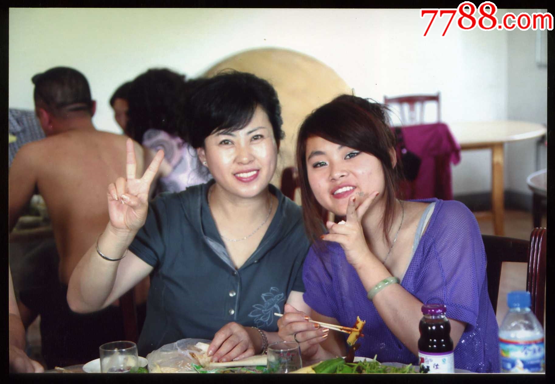 两个最好的女性朋友坐在餐桌旁，有说有笑。照片摄影图片_ID:351343556-Veer图库