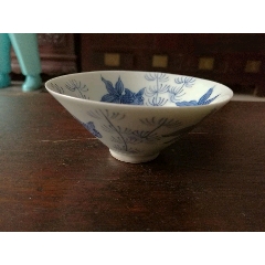 青花碗，青花瓷斗笠碗，有炸釉（见图）直径10cm，高5cm，釉色纯正，造型规整。