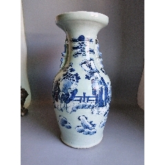 清中豆青釉青花加白陶渊明爱菊人物瓶_青花瓷_青花瓷迷【7788红宝书】