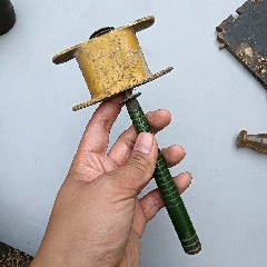 民国解放初时期风筝轱辘一个,上面有三个铜钱,尺寸已经拍出来了,户里