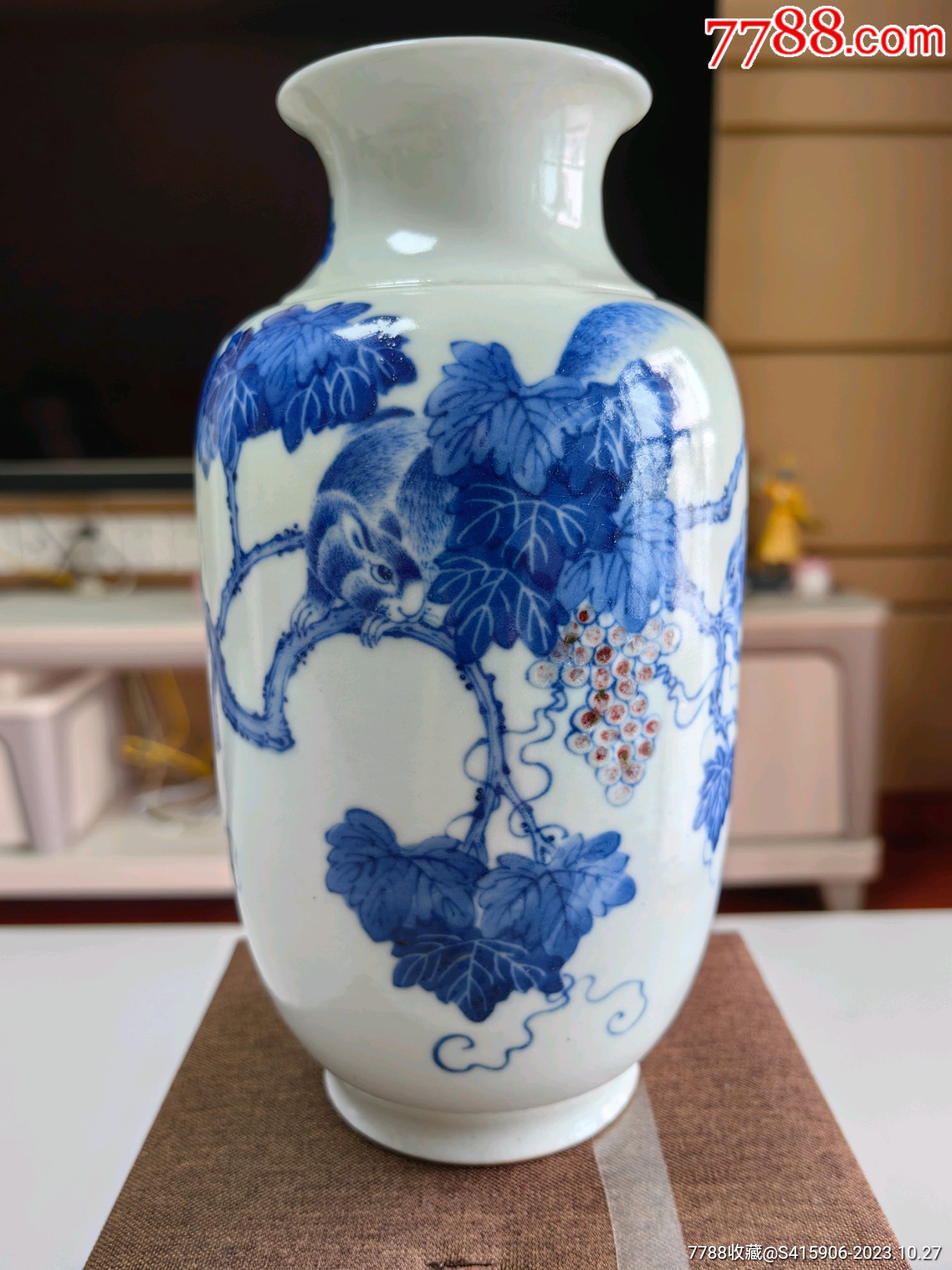 清乾隆青花釉里紅松鼠葡萄紋燈籠瓶_價格1798元_第1張_
