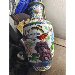 八十年代高26.2厘米铜胎掐丝珐琅彩/景泰蓝鸟语花香图花瓶一个，梅花下