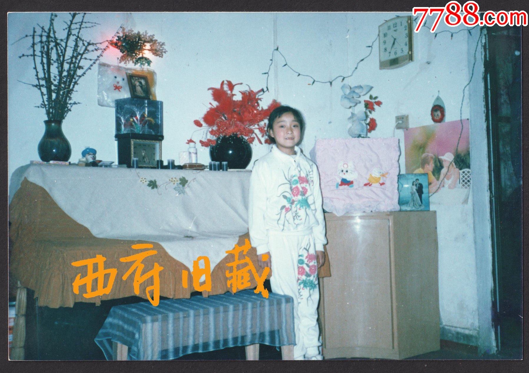 九十年代小女孩,居家空间老照片_老照片_图片价格_收藏鉴定_7788钱币网