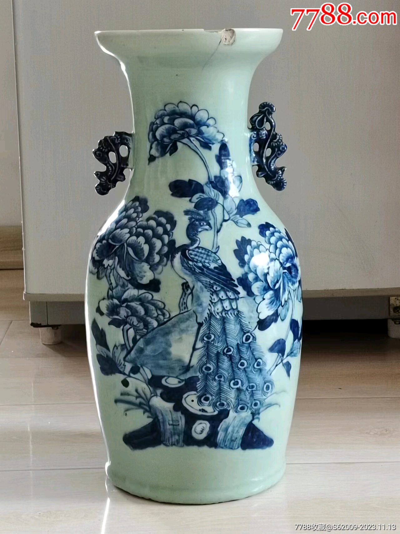 清中期豆青釉加白孔雀牡丹纹青花掸瓶一支_青花瓷_古玩于的店