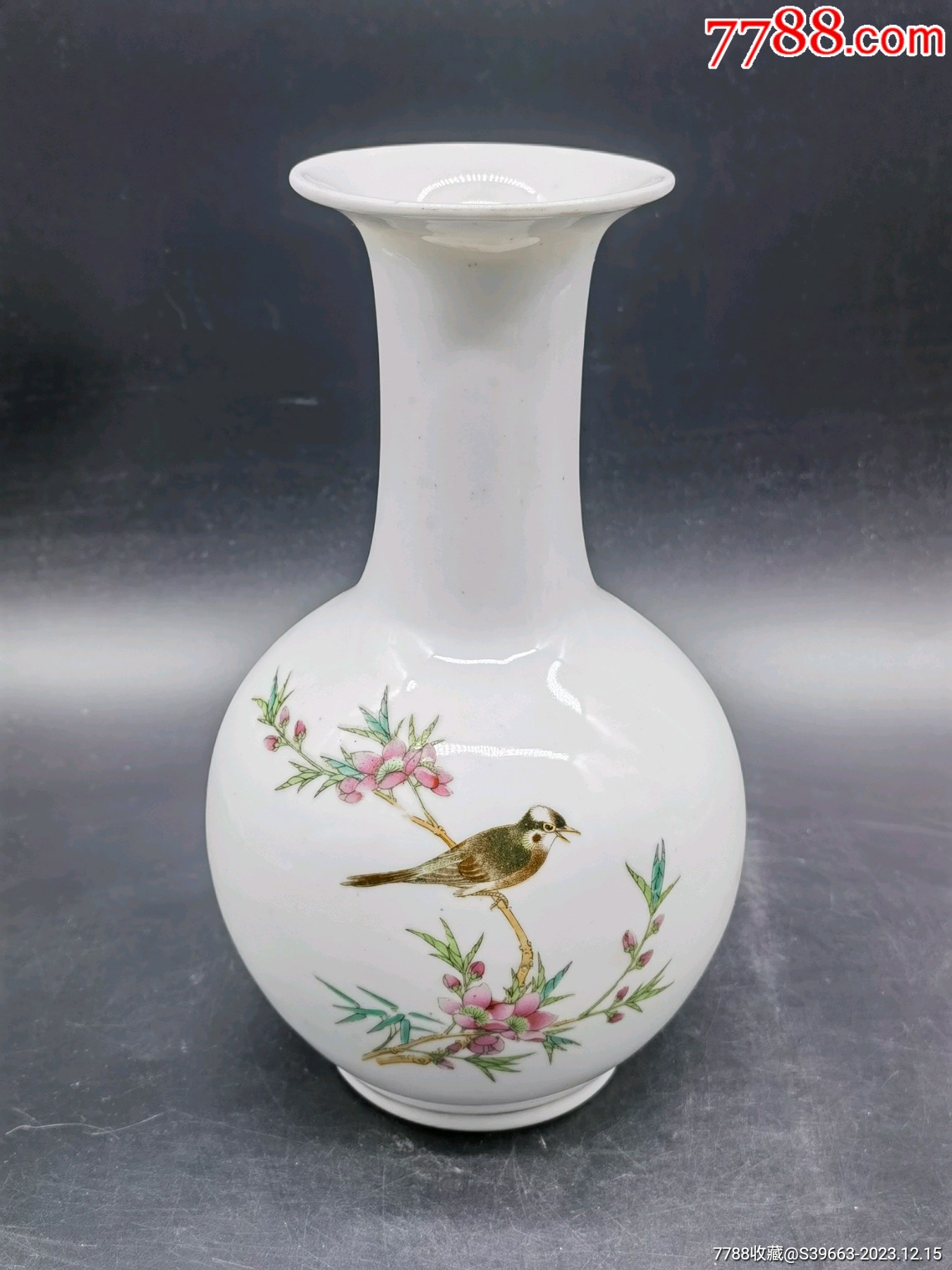 球形花瓶／瓷器壺（手绘花鸟图）横16cmx高18cm A rare Ming-style blue and white yuhuchunping, Qing dynasty