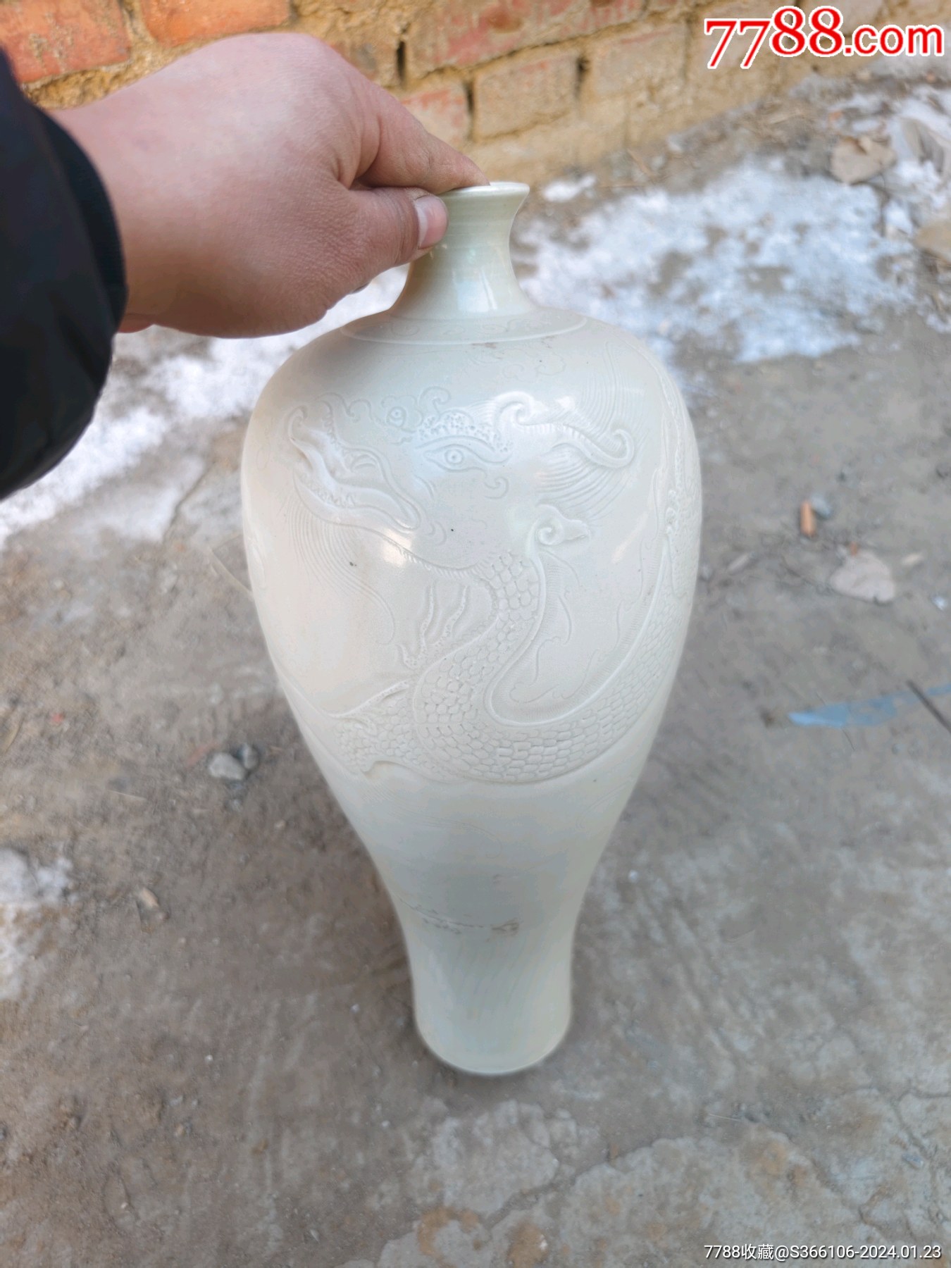 宋代白釉裂紋手工浮雕龍梅瓶 A extremely rare qingbai 'boys' meiping, Southern Song