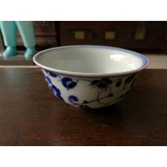 青花瓷碗，品相好，无磕碰，直径12cm，高6cm，釉色纯正，有底款，值得收藏。。