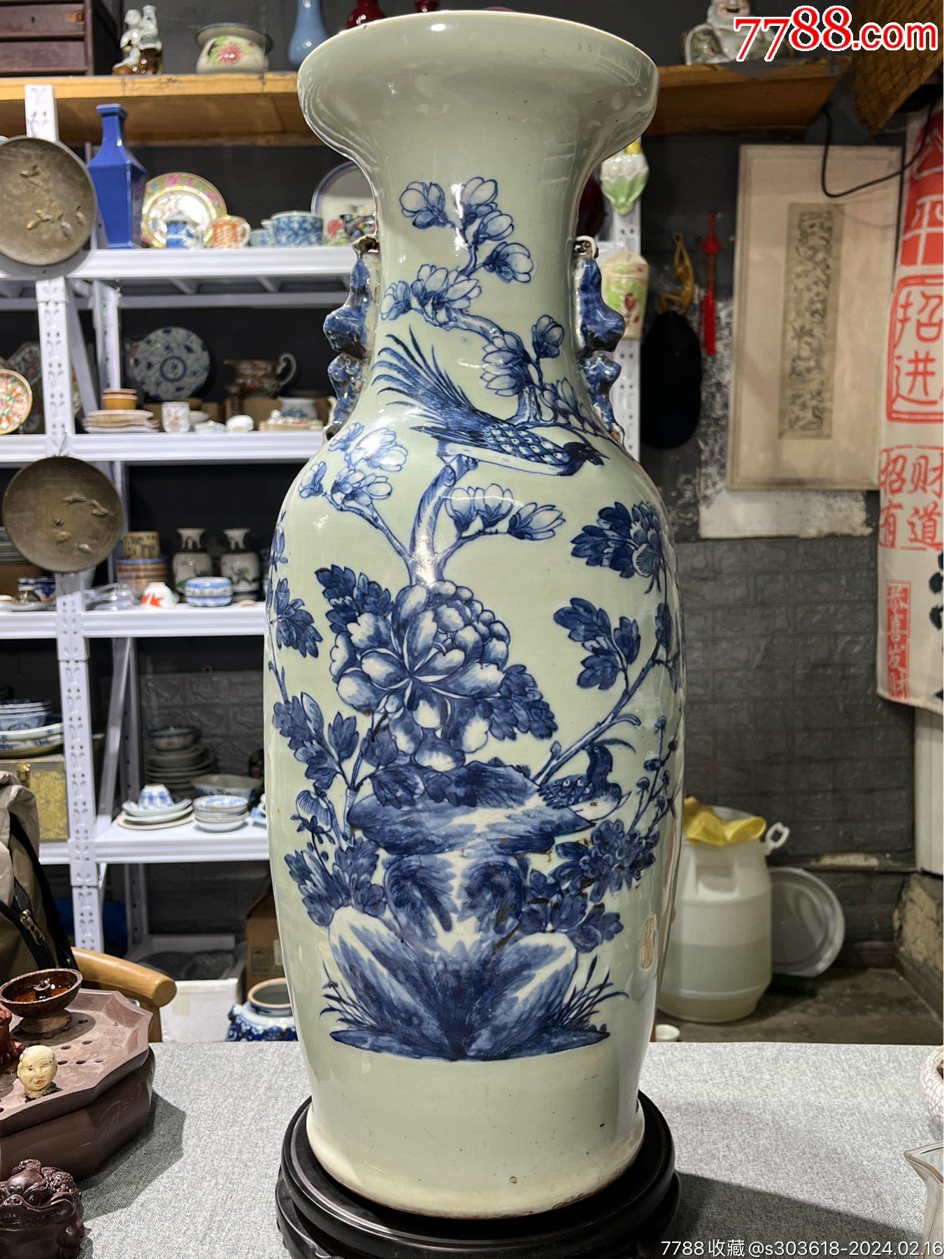 中国清代永和軒款豆青釉青花人物山水紋天球瓶、高さ31cm X径20cm口径7cm 清代嘉道时期豆青釉堆白青花「雉鸡牡丹」300件嫁妆瓶_青花瓷_玩古怡情