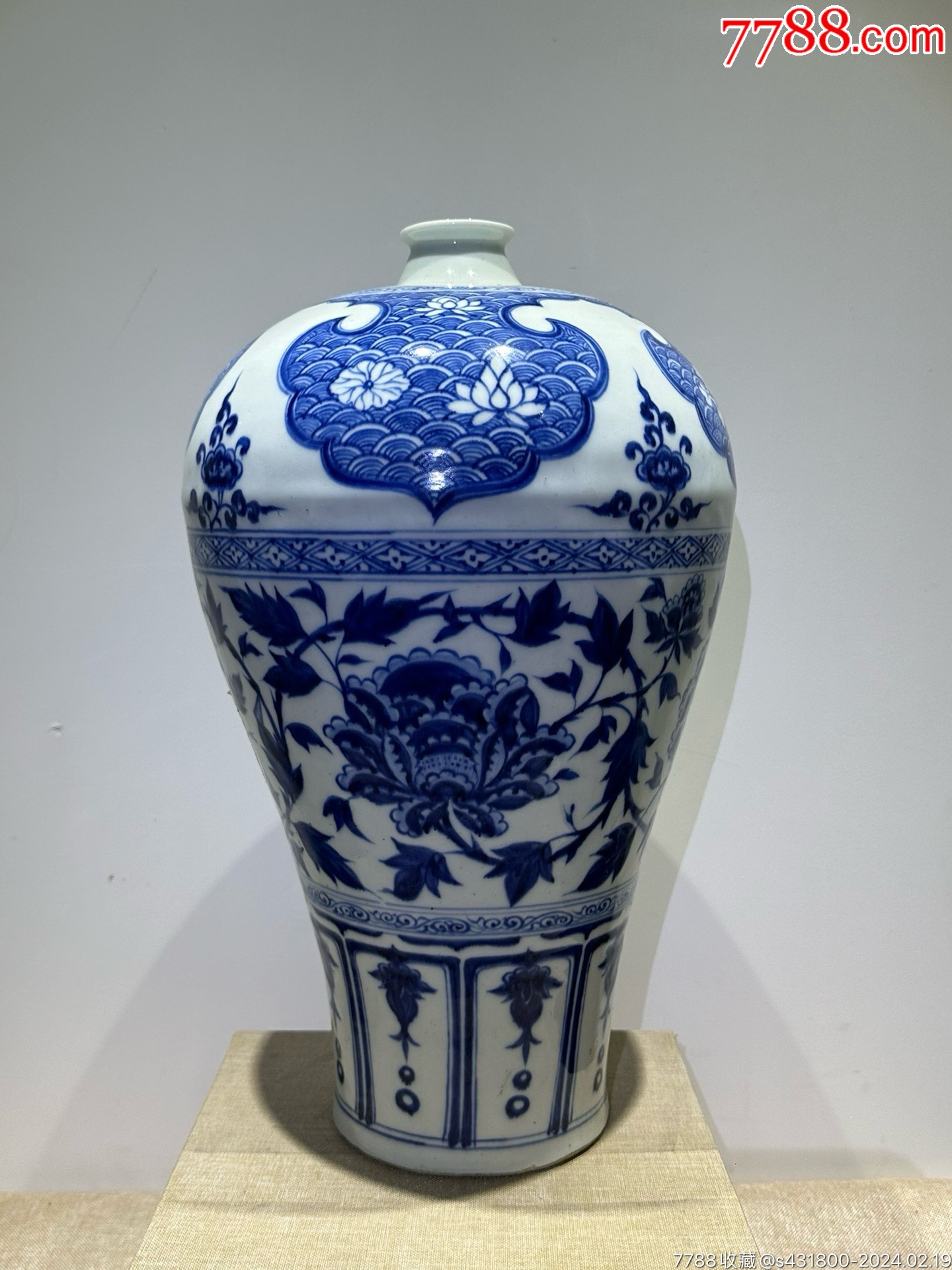 中国　青花纏枝花連卉文瓶　時代箱付　C　R1828 中国 青花纏枝花連卉文瓶 時代箱付 C R1828