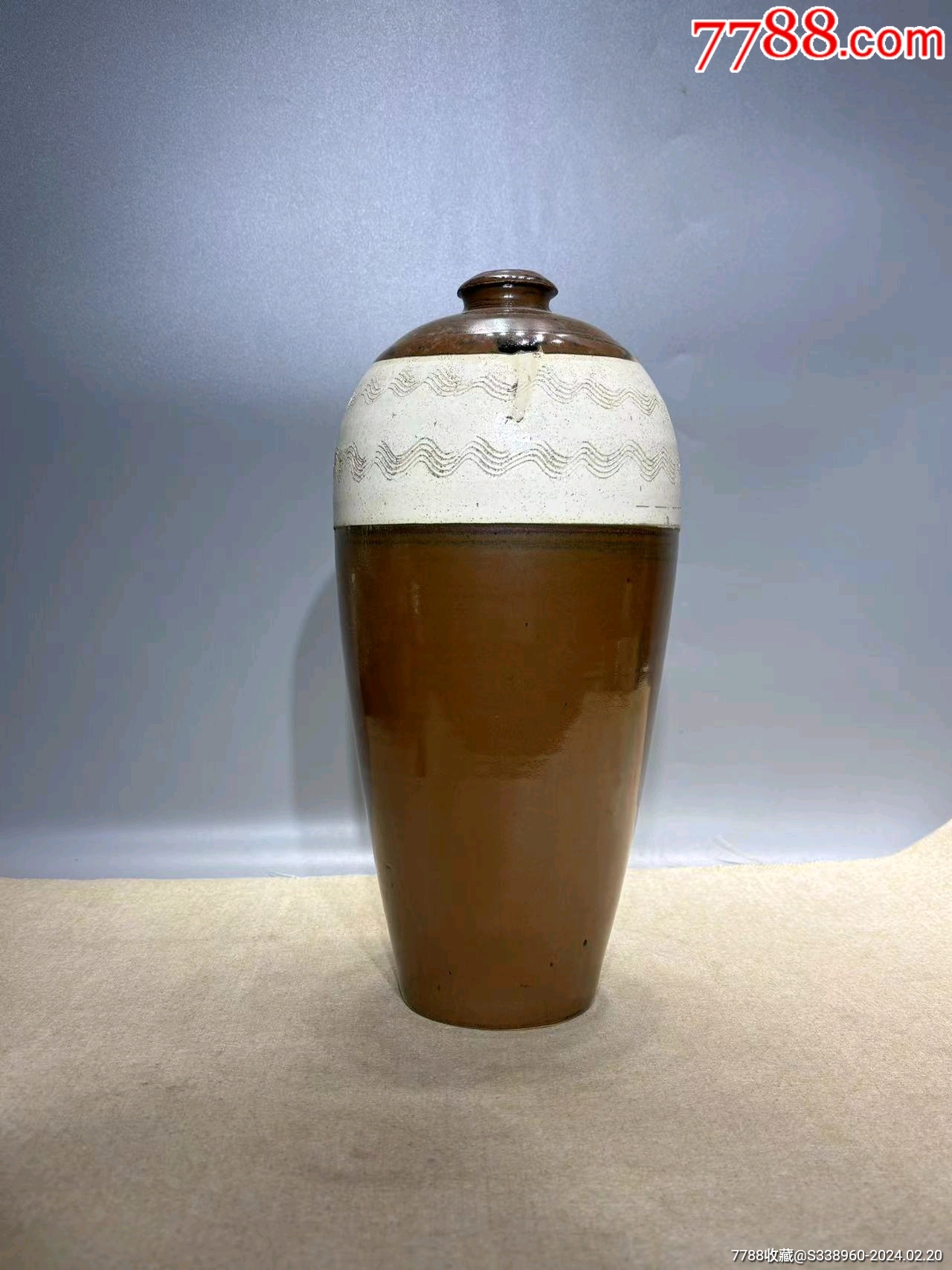 西夏紫金釉留白水波纹梅瓶