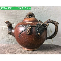 【再入荷！】 紫砂七老蒋蓉大师民国时期作品“松鼠葡萄紫砂壶”_紫砂壶_配件图片 施釉陶